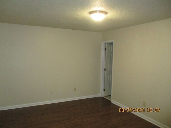 Foto del edificio - 2110 Lennox St