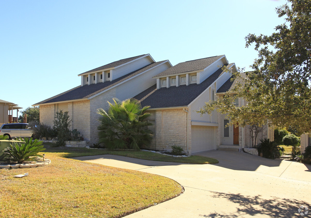 Building Photo - Greens Of Lake Travis Condominiums