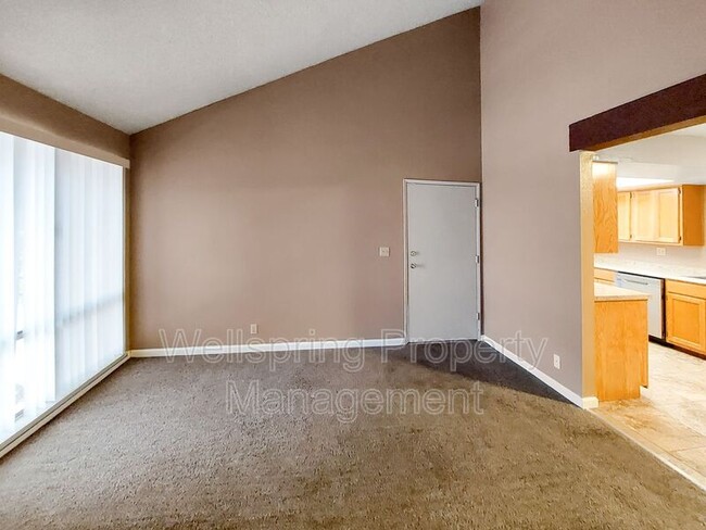 Building Photo - 730 N Sanders St