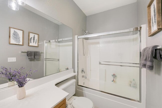 Foto del edificio - NOW AVAILABLE- COZY 3 BED, 2 BATH, 2 CAR GARAGE IN A QUIET NEIGHBORHOOD, NORTH NATOMAS