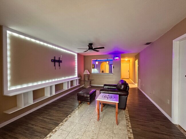 Building Photo - 4310 Santa Barbara Blvd