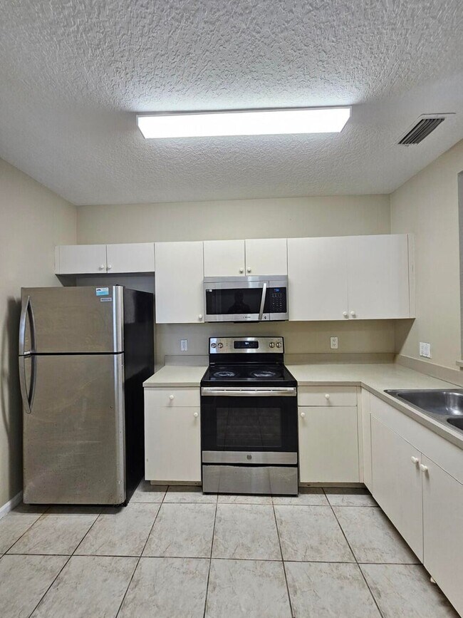 Foto del edificio - 1063 Golden Lakes Blvd
