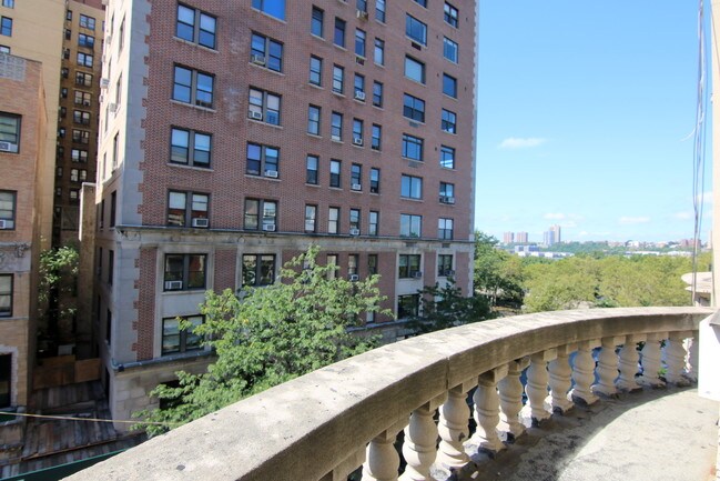 Building Photo - 335 W 76th St