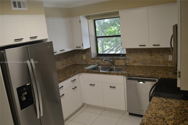 Building Photo - 491 Racquet Club Rd