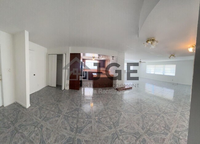 Building Photo - 1040 Crystal Lake Dr