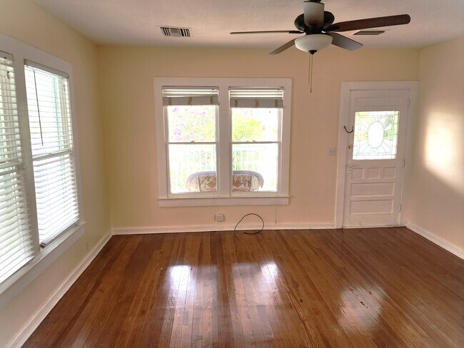 Foto del edificio - 1001 N Fern Creek Ave