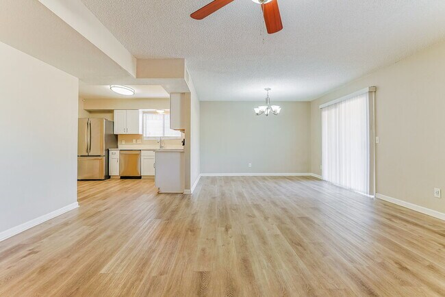 Building Photo - 664 S Robin Ln