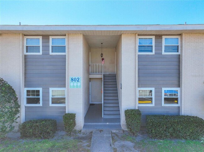 Foto del edificio - 802 Sky Lake Cir