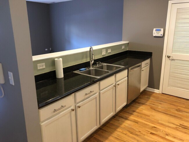 Kitchen - 2221 W Monroe St