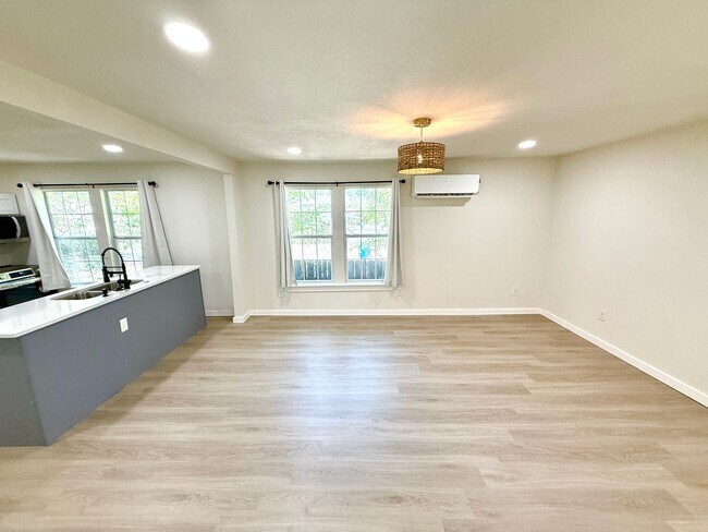 Foto del edificio - **APPLICATION RECEIVED** **MOVE IN SPECIAL:  50% off the first month’s rent if they apply before ...