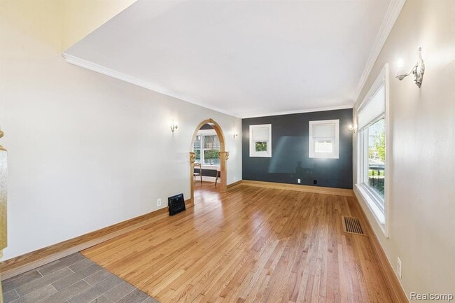 Building Photo - 624 E Main St