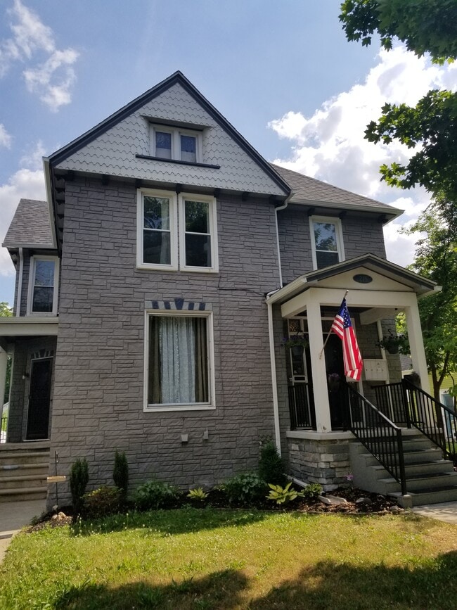 Building Photo - 215 Woodward St