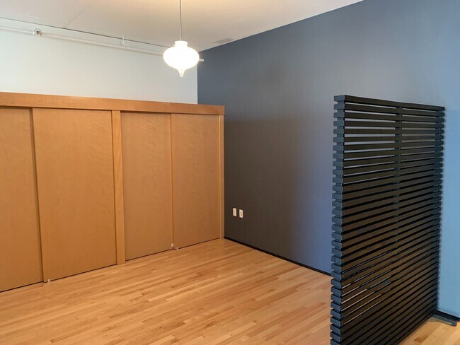 Building Photo - Gorgeous Condo Available at the Elizabeth ...