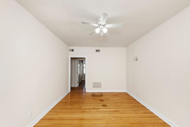 Building Photo - 622 W Aldine Ave