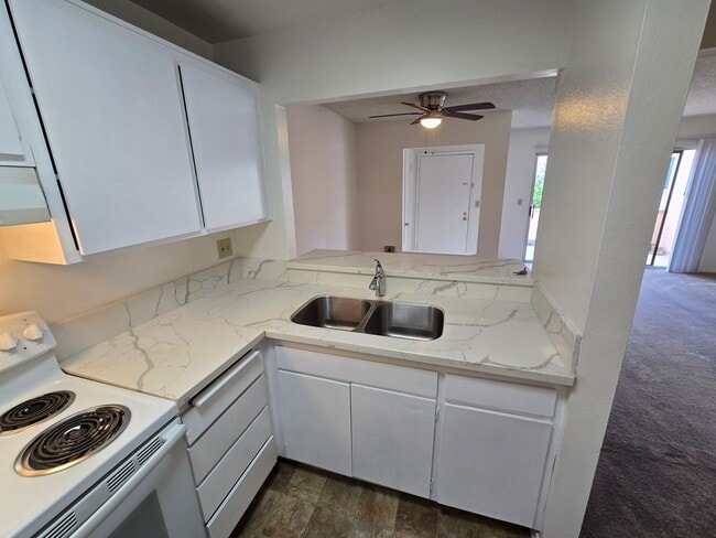 Building Photo - Bright Upstairs Studio Near Mesa College – Updated & Move-In Ready