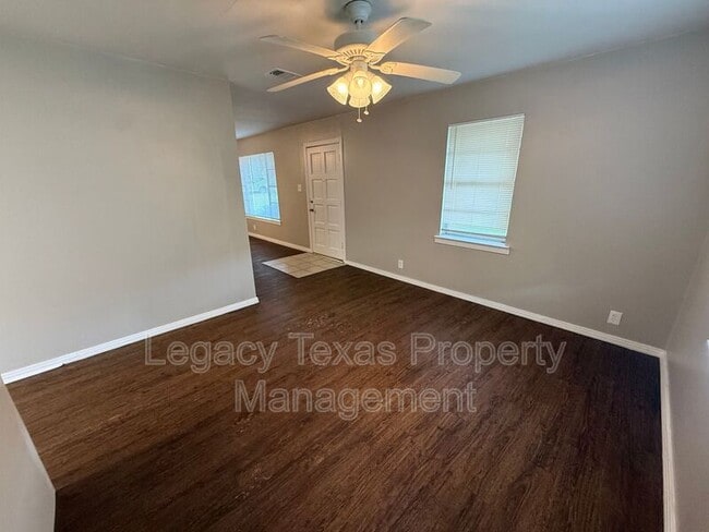 Building Photo - 101 Pine St