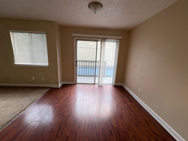 Building Photo - Move in ready 1/1 apartment