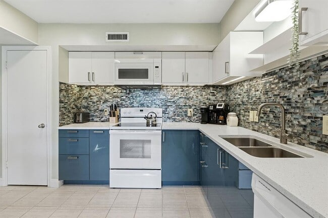 Foto del edificio - 112 World of Tennis Sq