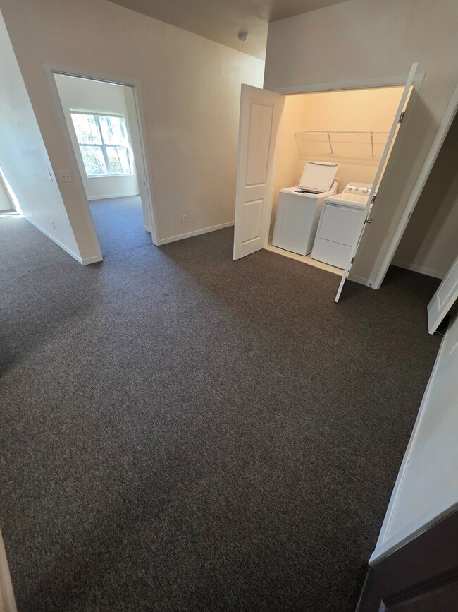 Foto del edificio - 2 Bedroom | 1 Bathroom 2nd Floor Apartment Available RIGHT NOW!