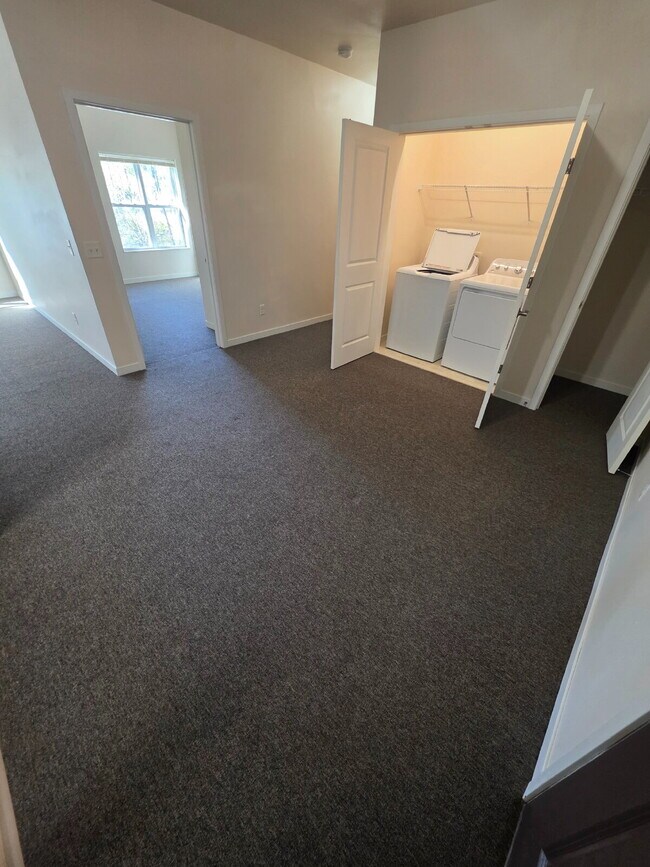 Building Photo - 2 Bedroom | 1 Bathroom 2nd Floor Apartment Available RIGHT NOW!