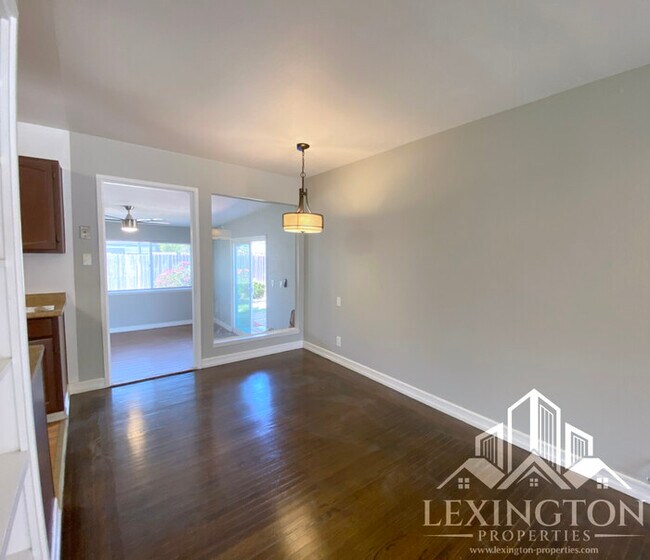 Foto del edificio - Spacious, 3BD/1BA, Home with Office in Car...