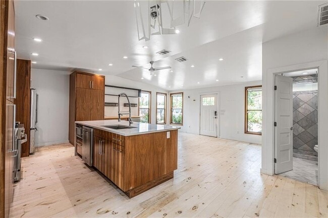 Building Photo - 5411 Manor Rd