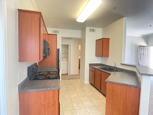Foto del edificio - MOVE IN SPECAIL OAC-NEW CARPET AND PAINT, 2 bed/2 bath/ 1 CG/ Overlooking beautiful pool