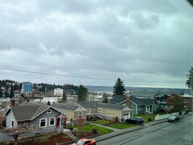 Foto del edificio - 3 Story, Large Home, Next to a Park with V...