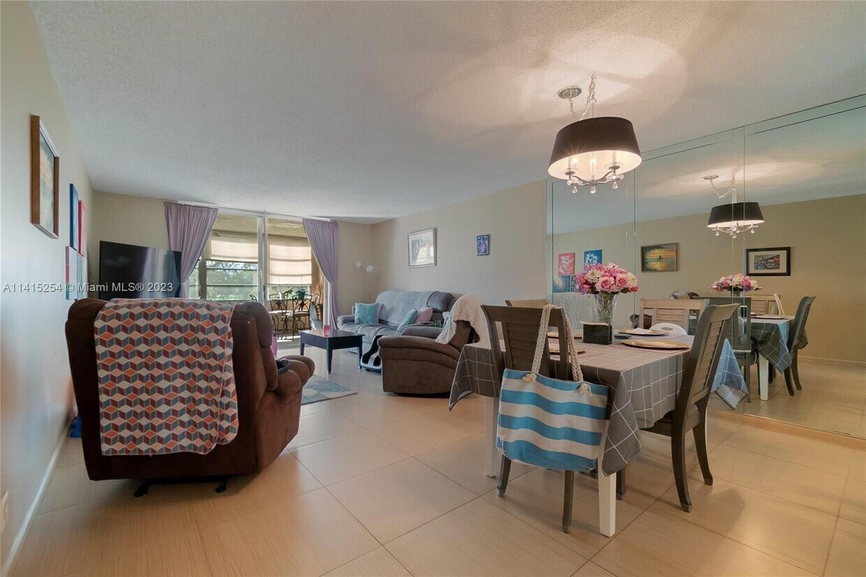 Foto principal - 7210 Lake Cir Dr