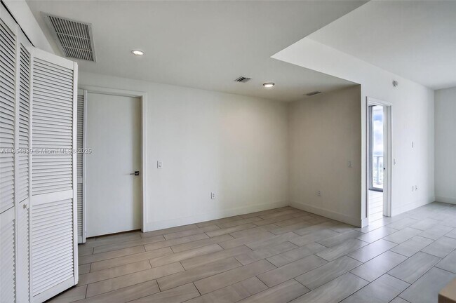 Building Photo - 2000 Metropica Wy