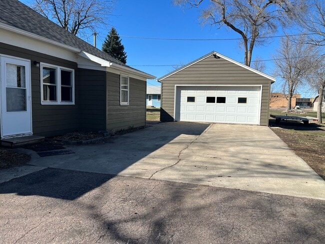 Building Photo - 4 Bedroom/2 Bath House For Rent in Harrisburg, SD!!
