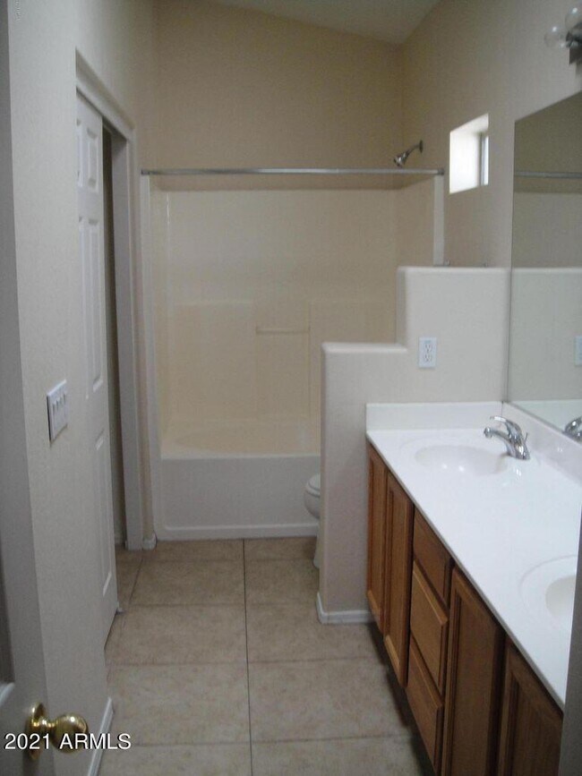 Foto del edificio - 10628 W Coronado Rd