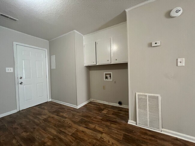 Foto del edificio - AVAILABLE TO SHOW!