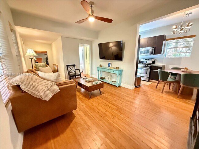 Foto del edificio - 4812 Pine Tree Dr