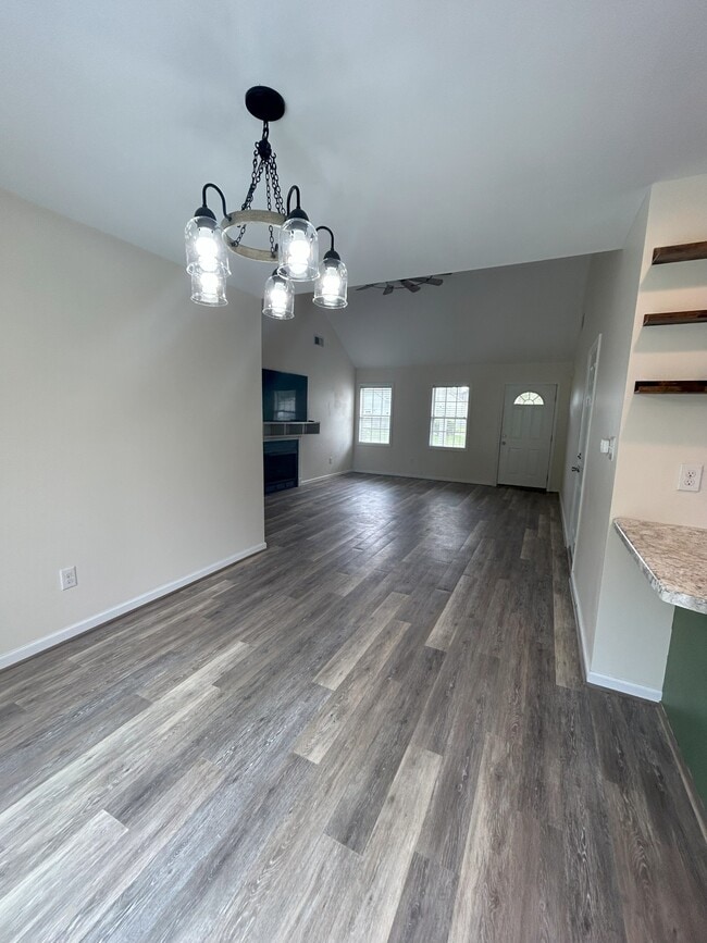 Building Photo - 312 S Tree Ct