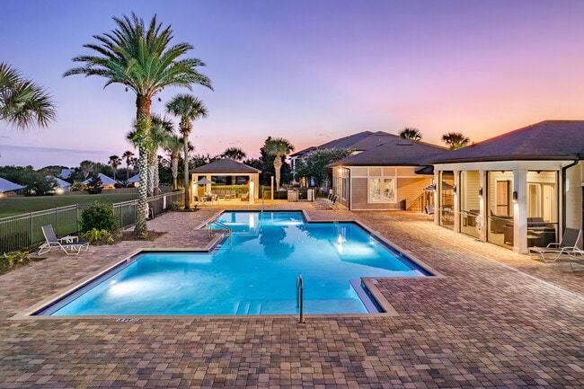 Atwater Sparkling Pool - Atwater Apartments