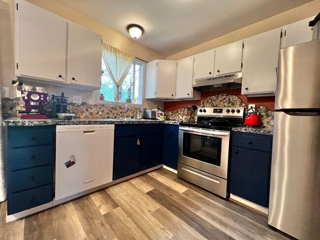 Building Photo - Spacious 3 Bed 2 Bath House in West Fort C...