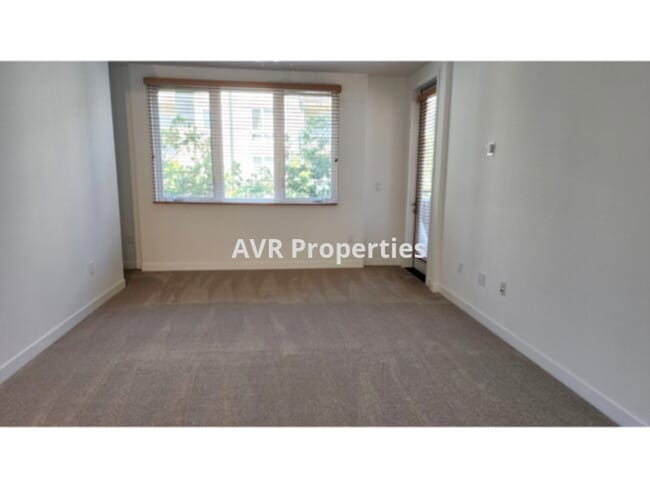 Building Photo - Fantastic fourth floor home