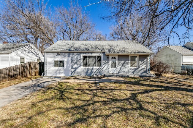 Building Photo - 3 Bedroom near Gordon Parks - Section 8 We...