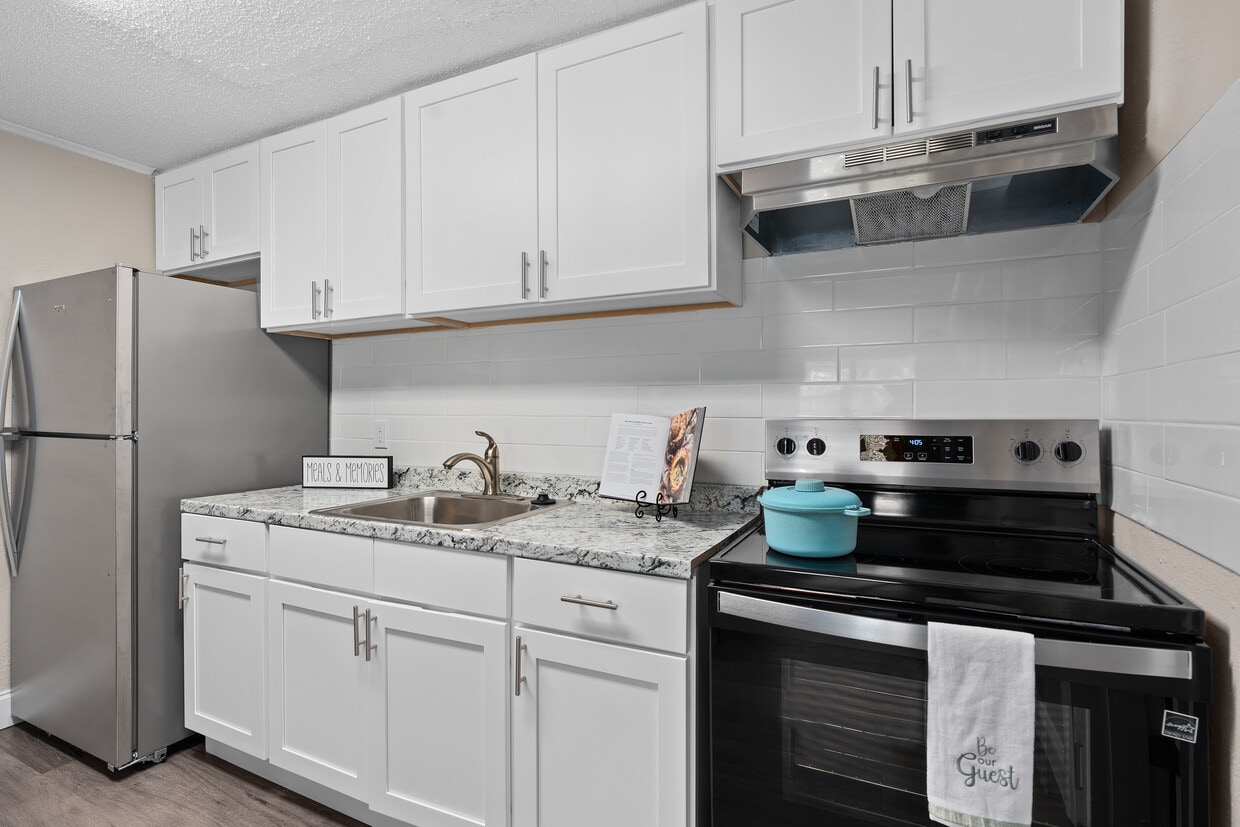 Primary Photo - Shadowood Apartments