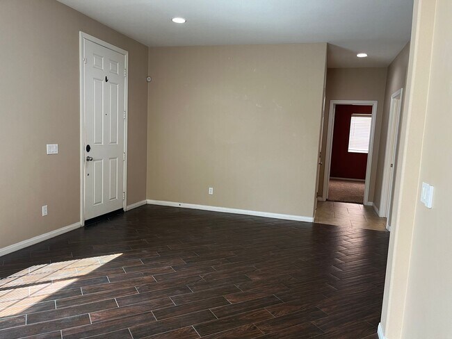 Foto del edificio - Stunning 5-bedroom,3-bath home in a prime ...