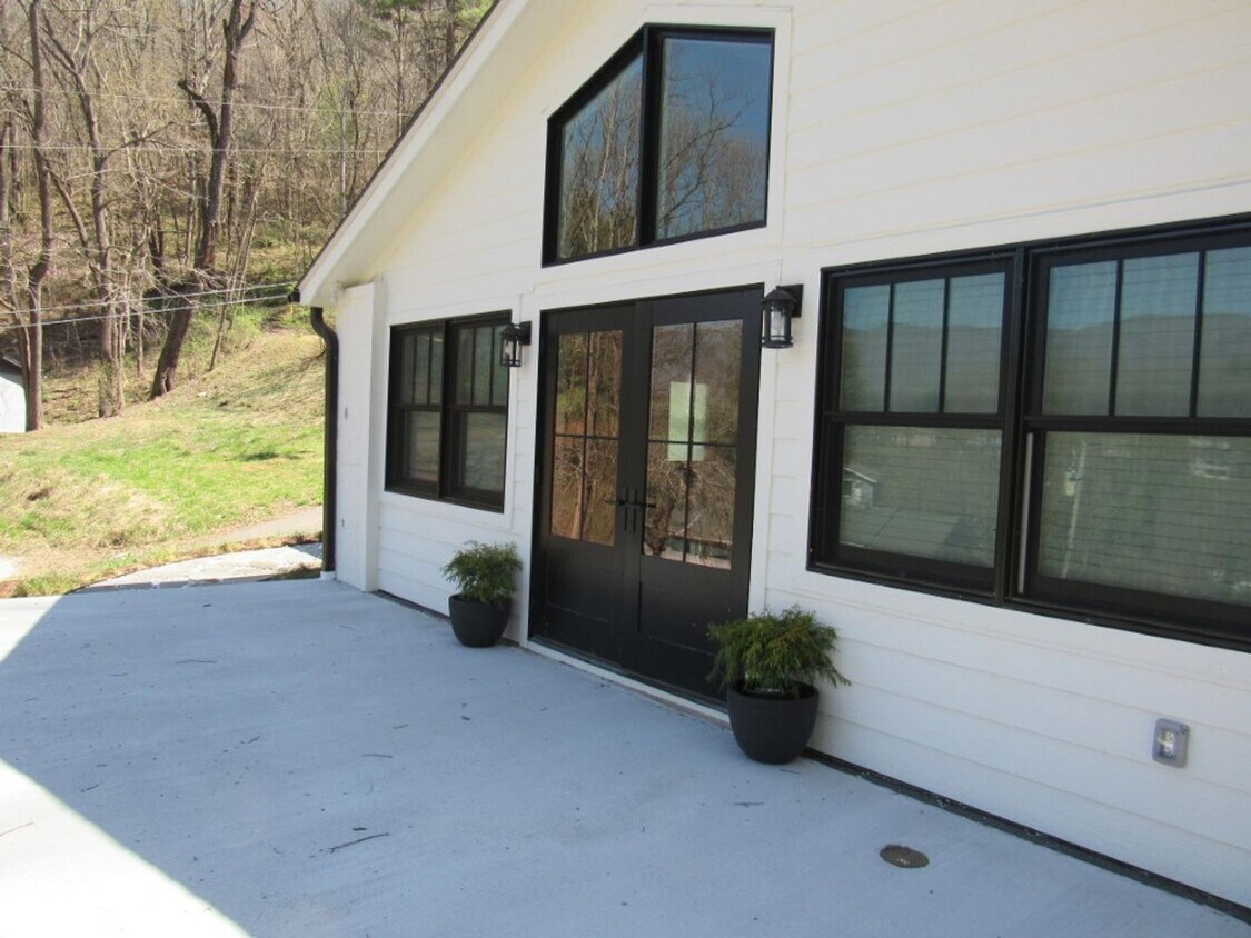Foto principal - $1,800 - 2 Bed/2Bath Newly Renovated Unfur...