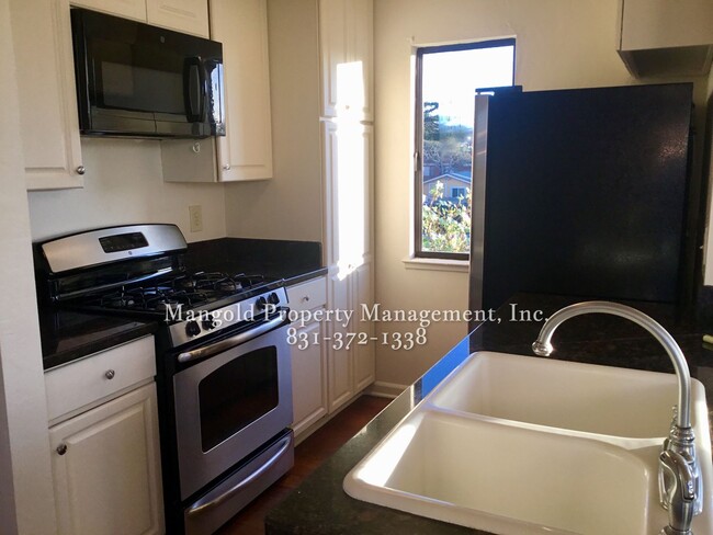 Foto del edificio - Charming Two-Story 2-Bed 2-Bath Home with Wrap-Around Balcony & Hardwood Floors in Seaside