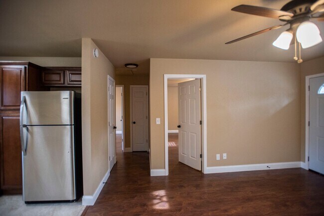 Foto del edificio - 324-328 N Double Springs Rd