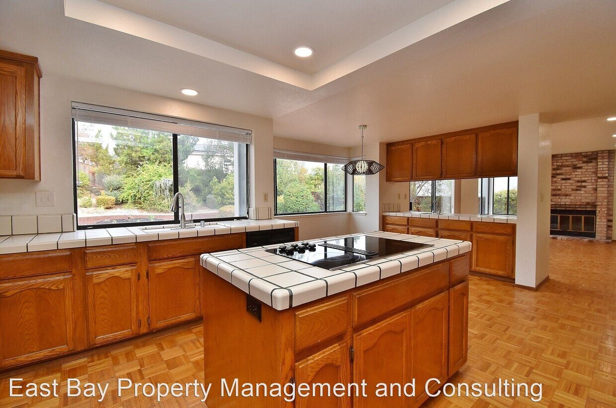 Primary Photo - 4 br, 2.5 bath House - 671 Longfellow Dr.