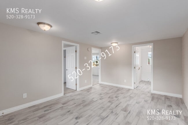 Building Photo - 2302 S Kelvin Stravenue