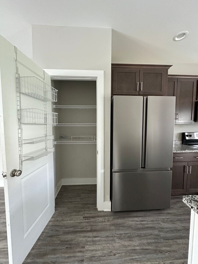 Building Photo - Spacious unit in English Commons! Close to...