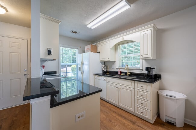 Building Photo - 1204 Longpoint Dr