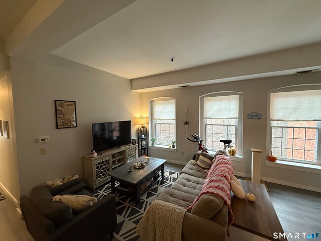 Foto del edificio - 55 Oil Mill Rd