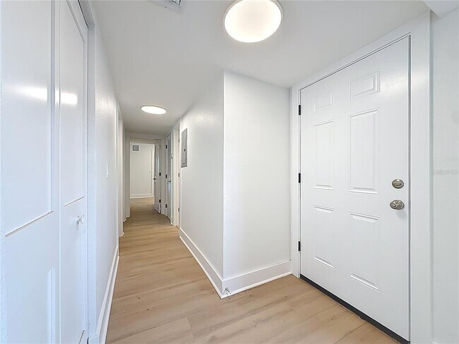 Building Photo - 200 Country Club Dr